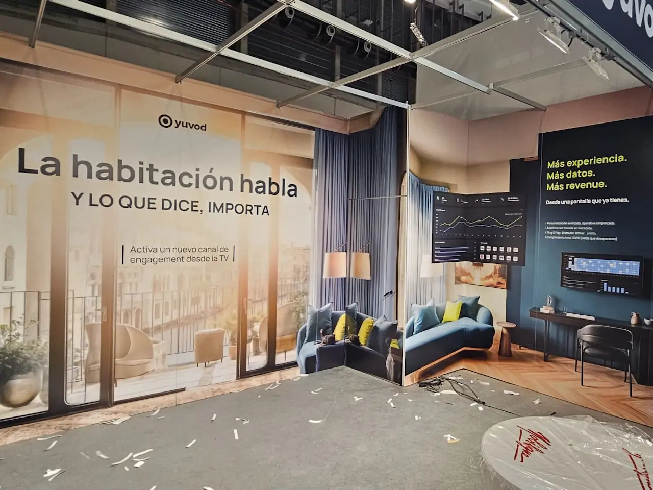 Imagen de marca para ferias y stands corporativos Imagen de marca aplicada en stand corporativo